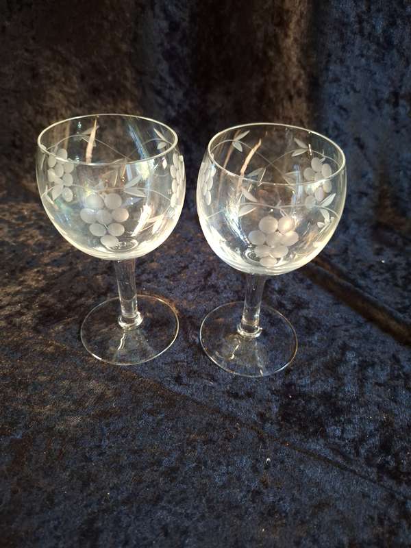Stunning Vintage Set of 2 Grape Pattern Red Wine Glasses.