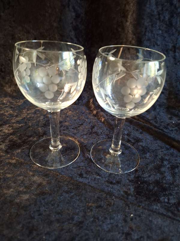 Stunning Vintage Set of 2 Grape Pattern Red Wine Glasses.