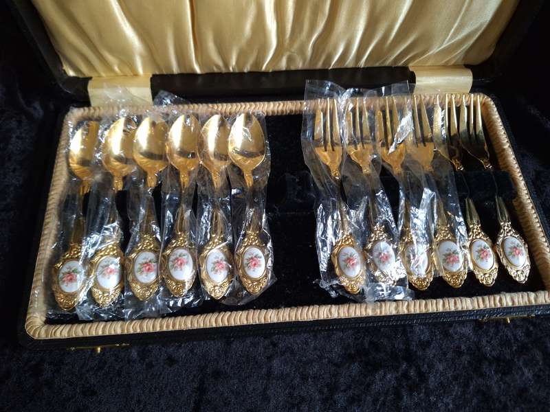 Stunning Set of 24 Crt Gold Plated Eetrite Cake Forks & Teaspoons.