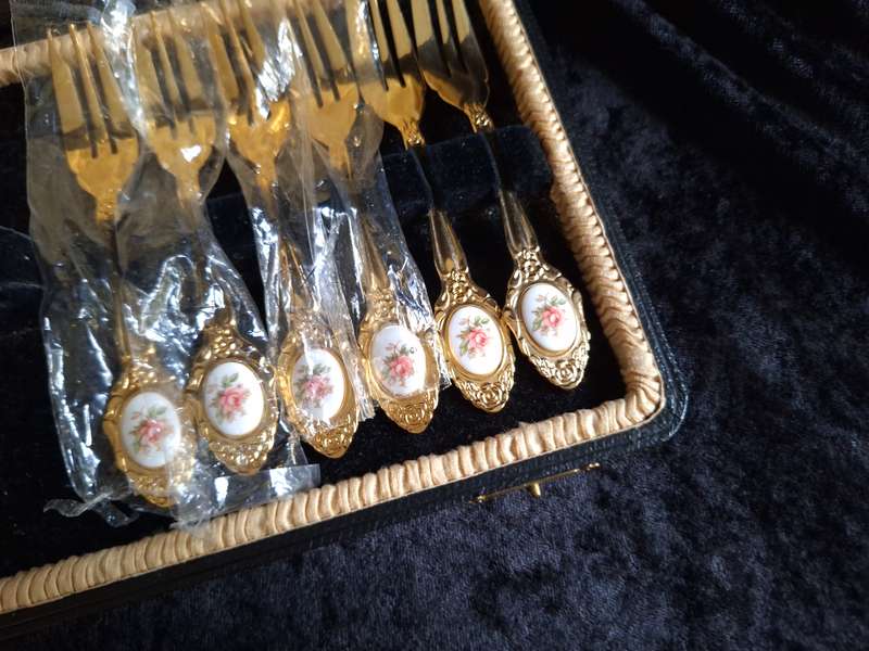 Stunning Set of 24 Crt Gold Plated Eetrite Cake Forks & Teaspoons.
