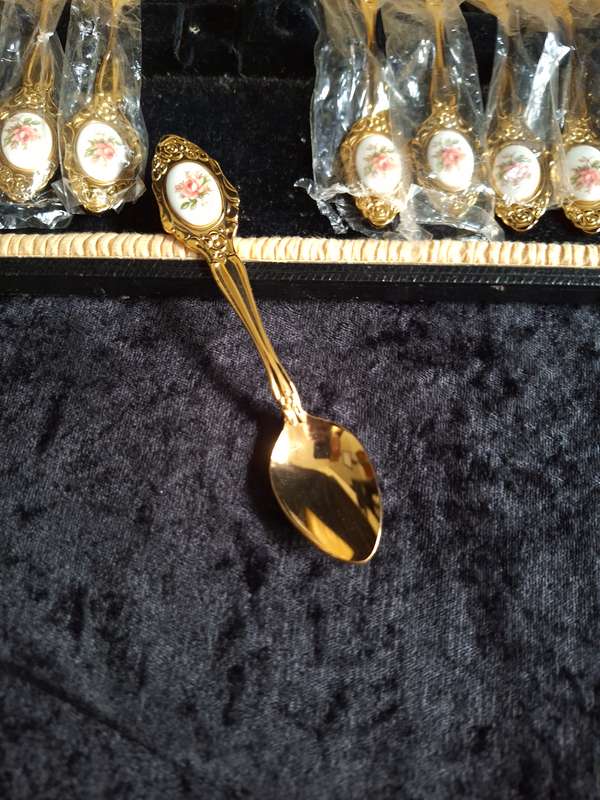 Stunning Set of 24 Crt Gold Plated Eetrite Cake Forks & Teaspoons.