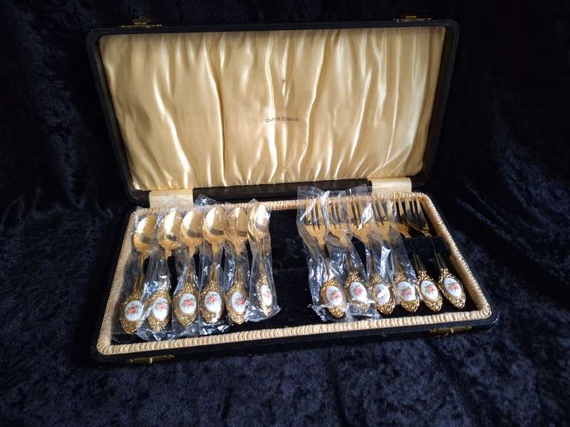 Stunning Set of 24 Crt Gold Plated Eetrite Cake Forks & Teaspoons.