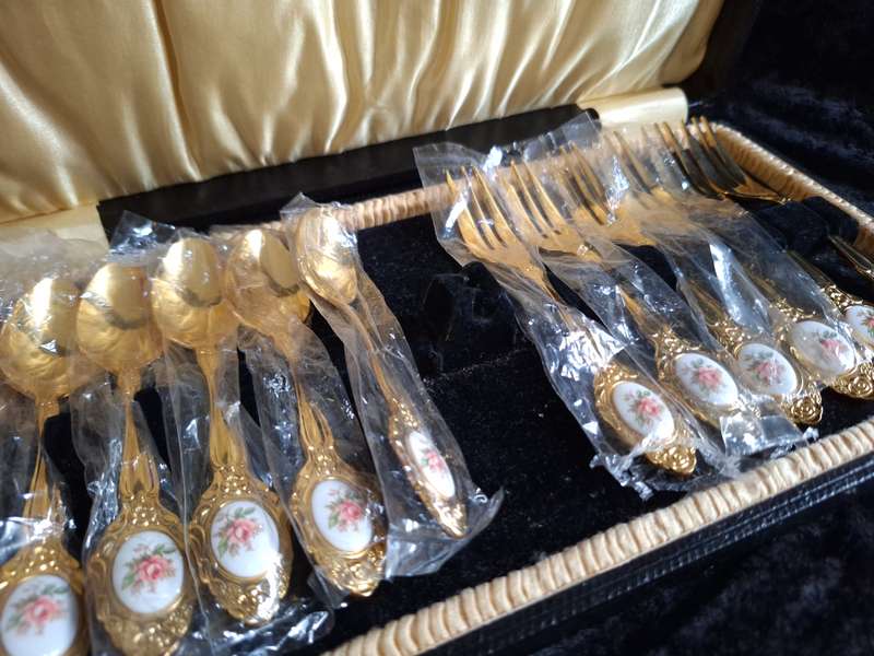 Stunning Set of 24 Crt Gold Plated Eetrite Cake Forks & Teaspoons.