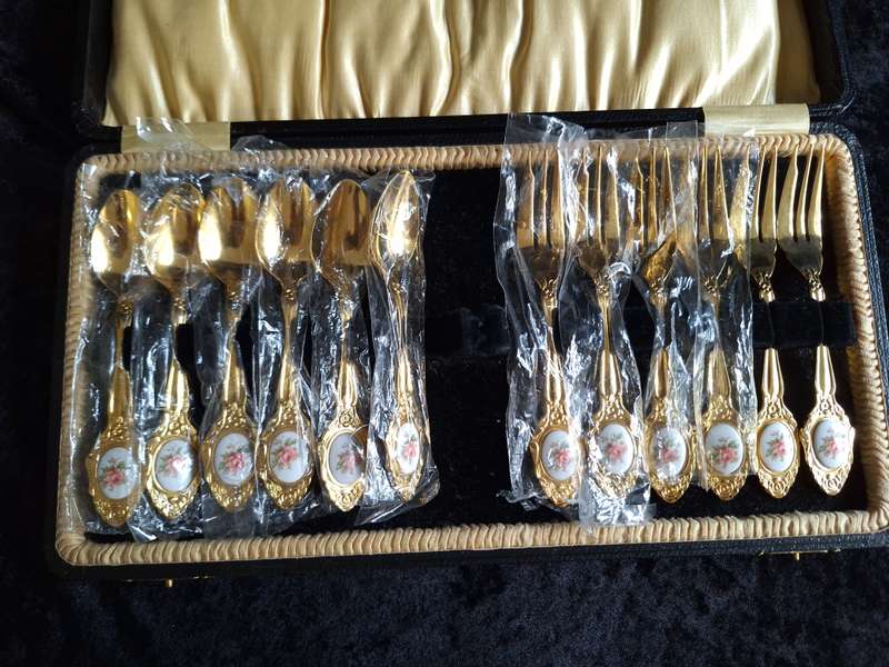 Stunning Set of 24 Crt Gold Plated Eetrite Cake Forks & Teaspoons.