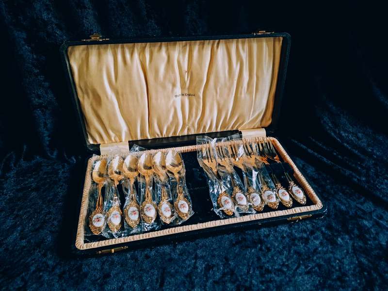 Stunning Set of 24 Crt Gold Plated Eetrite Cake Forks & Teaspoons.