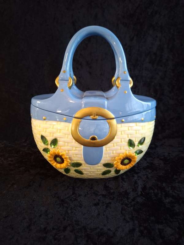 Beautiful Ceramic Kitchen Counter Cookie Jar.