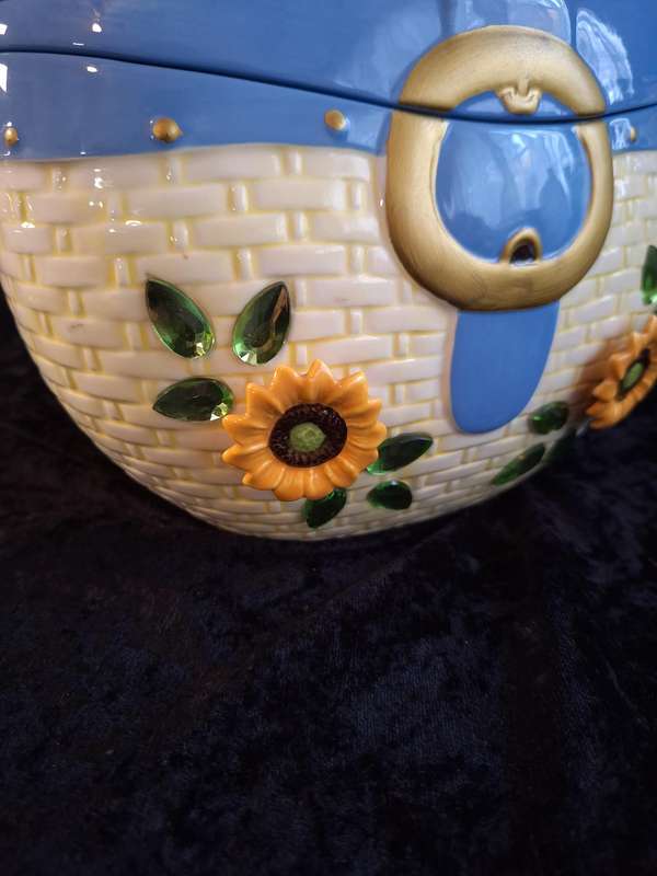 Beautiful Ceramic Kitchen Counter Cookie Jar.