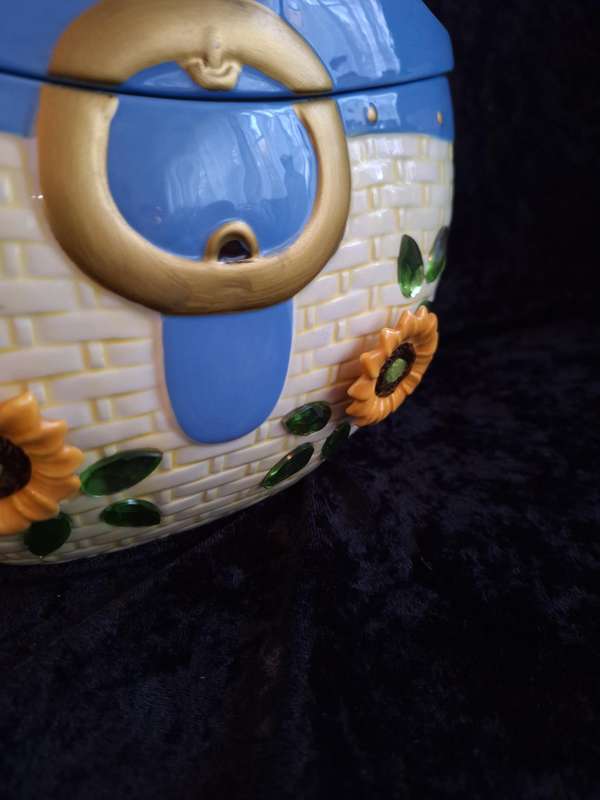 Beautiful Ceramic Kitchen Counter Cookie Jar.