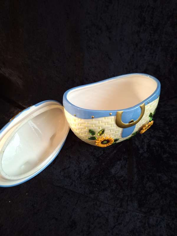 Beautiful Ceramic Kitchen Counter Cookie Jar.