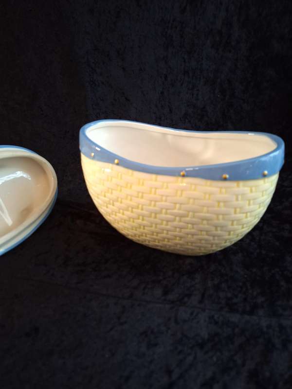 Beautiful Ceramic Kitchen Counter Cookie Jar.