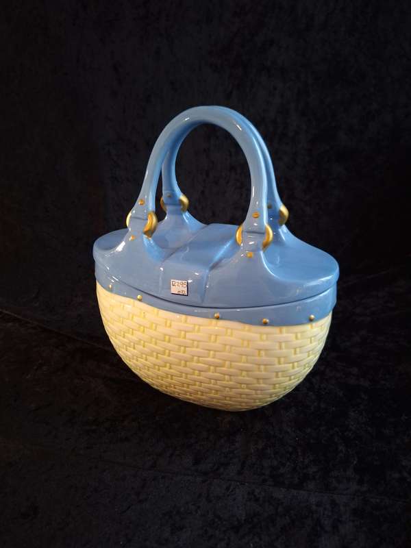 Beautiful Ceramic Kitchen Counter Cookie Jar.