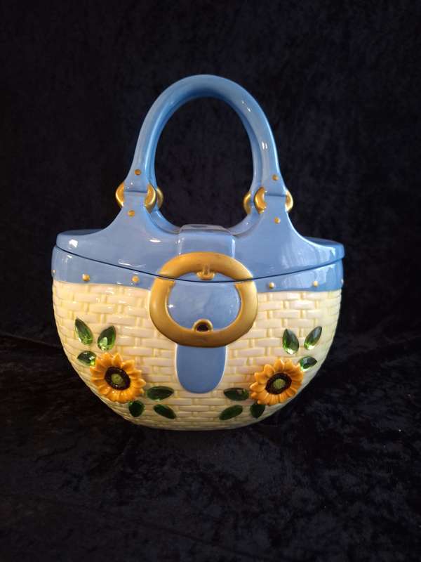 Beautiful Ceramic Kitchen Counter Cookie Jar.