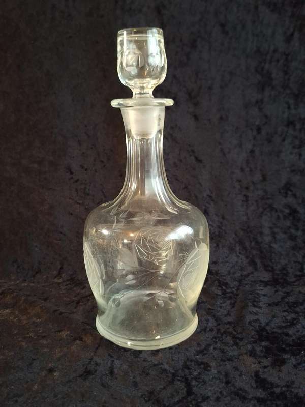 Beautiful Vintage Rose Cut Crystal Decanter.