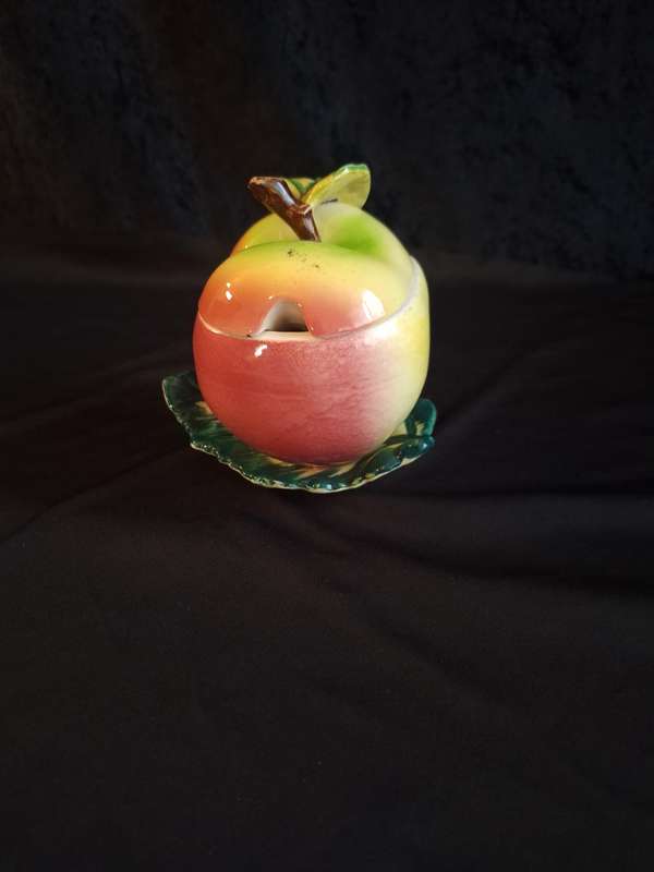 Beautiful Vintage Italian Ceramic Jam Pot. (Small Crack)