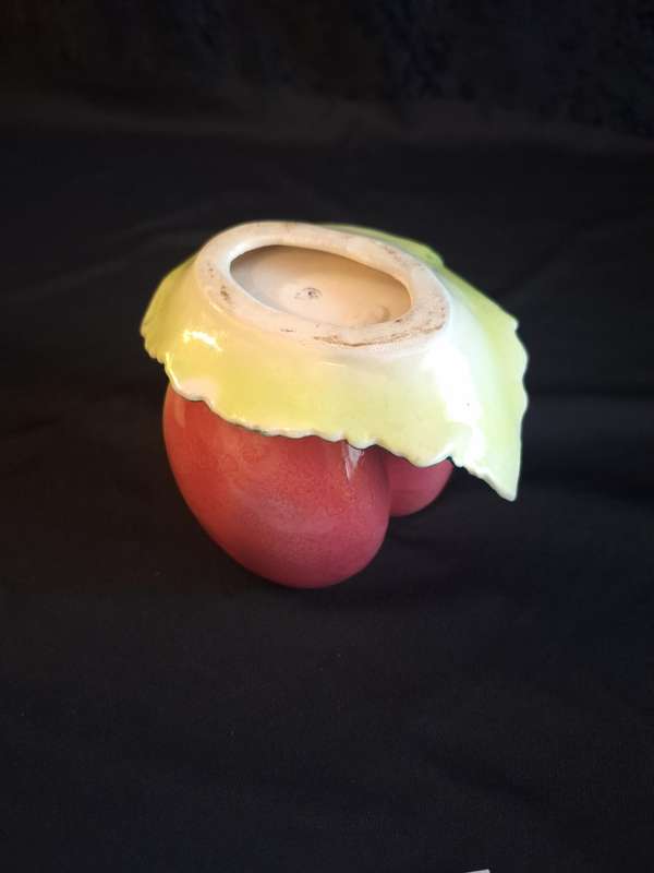Beautiful Vintage Italian Ceramic Jam Pot. (Small Crack)