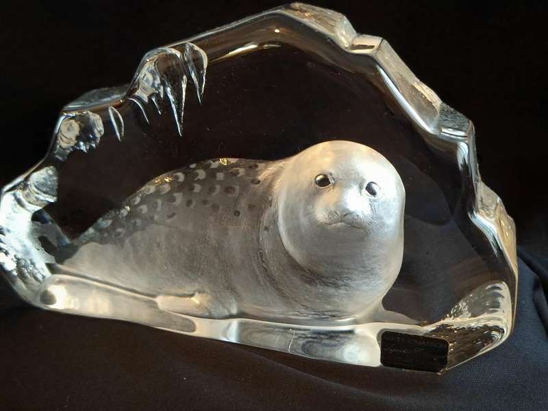 Vintage Mats Jonasson Crystal Seal Art Glass - Signed - Made in Sweden.