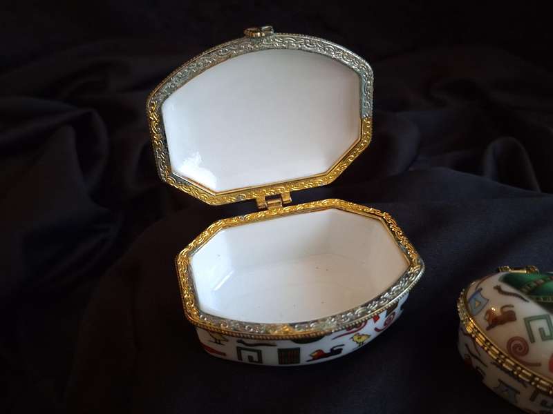 Beautiful Vintage Egyptian Themed Porcelain Trinket Set.