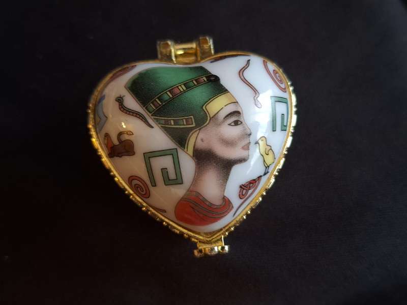 Beautiful Vintage Egyptian Themed Porcelain Trinket Set.