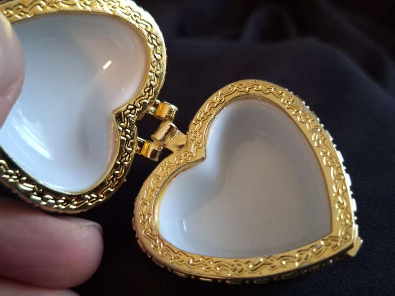 Beautiful Vintage Egyptian Themed Porcelain Trinket Set.