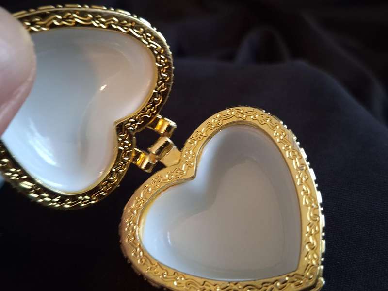 Beautiful Vintage Egyptian Themed Porcelain Trinket Set.