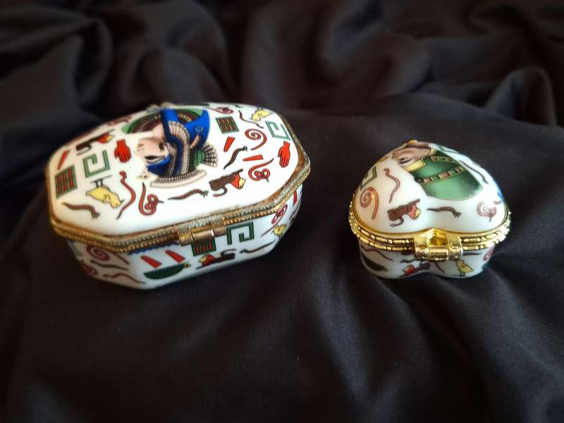 Beautiful Vintage Egyptian Themed Porcelain Trinket Set.