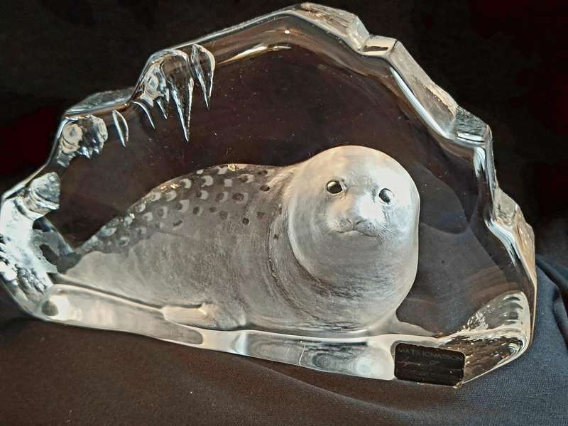 Vintage Mats Jonasson Crystal Seal Art Glass - Signed - Made in Sweden.