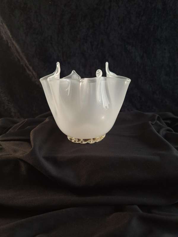Beautiful Vintage Venetian Glass Ruffle Vase.