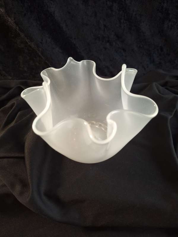 Beautiful Vintage Venetian Glass Ruffle Vase.
