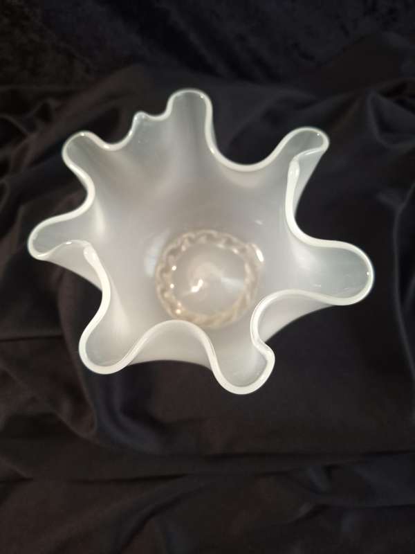 Beautiful Vintage Venetian Glass Ruffle Vase.