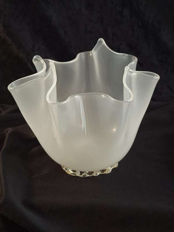 Beautiful Vintage Venetian Glass Ruffle Vase.