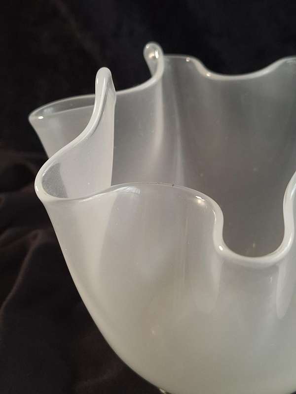 Beautiful Vintage Venetian Glass Ruffle Vase.