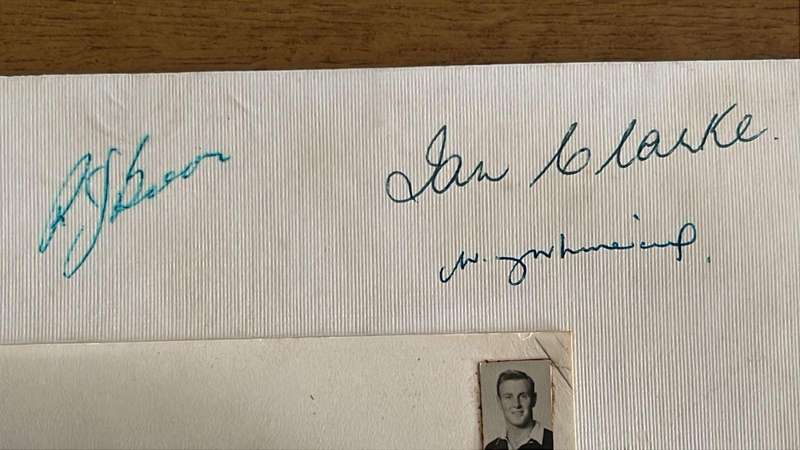 1960 New Zealand Tour to South Africa Signed Squad Photo, details below