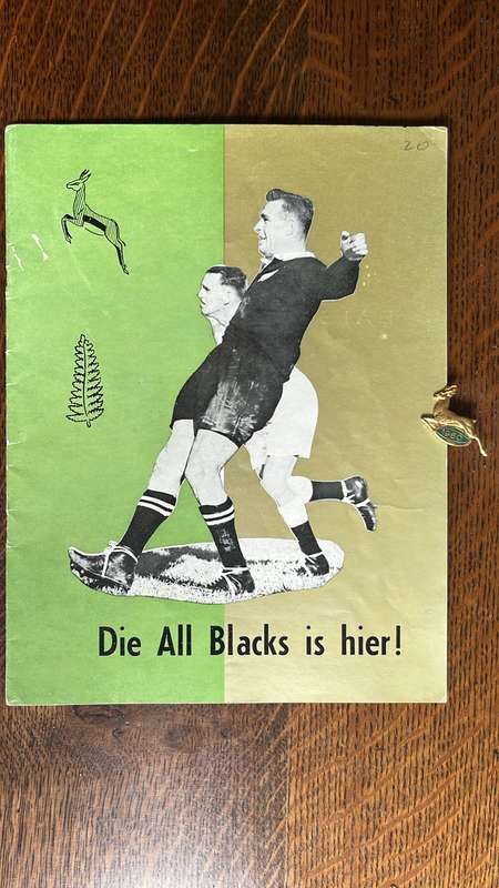 1960 Die All Blacks is Hier - Brochure of the Tour & Pin, details below