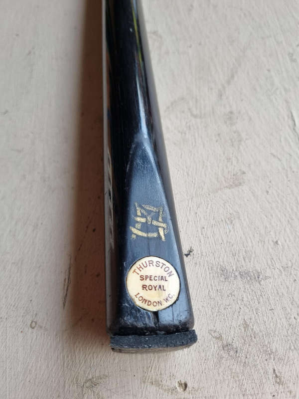 ##  Thurston London, Special Royal Vintage Ash Snooker Cue with Metal Vintage case ##