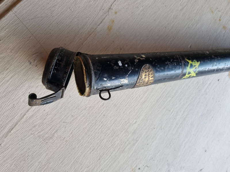 ##  Thurston London, Special Royal Vintage Ash Snooker Cue with Metal Vintage case ##