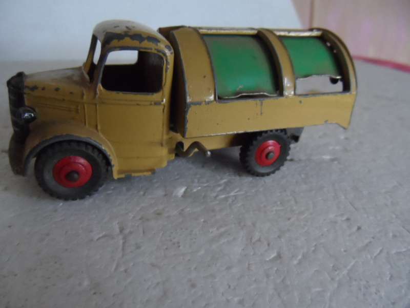 Dinky Toys 25v /252 Bedford Refuse Wagon Tan Body, Green Shutters, Red Hubs   [m25]