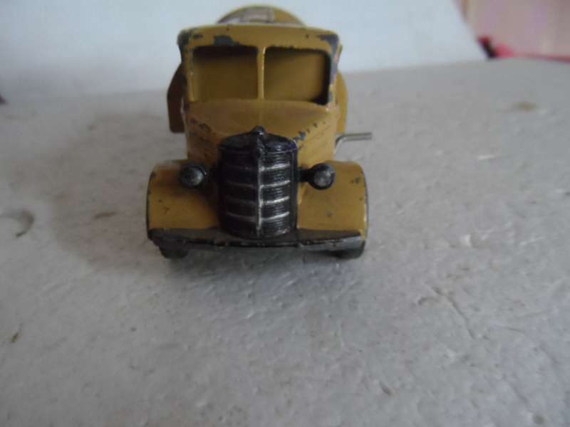 Dinky Toys 25v /252 Bedford Refuse Wagon Tan Body, Green Shutters, Red Hubs   [m25]
