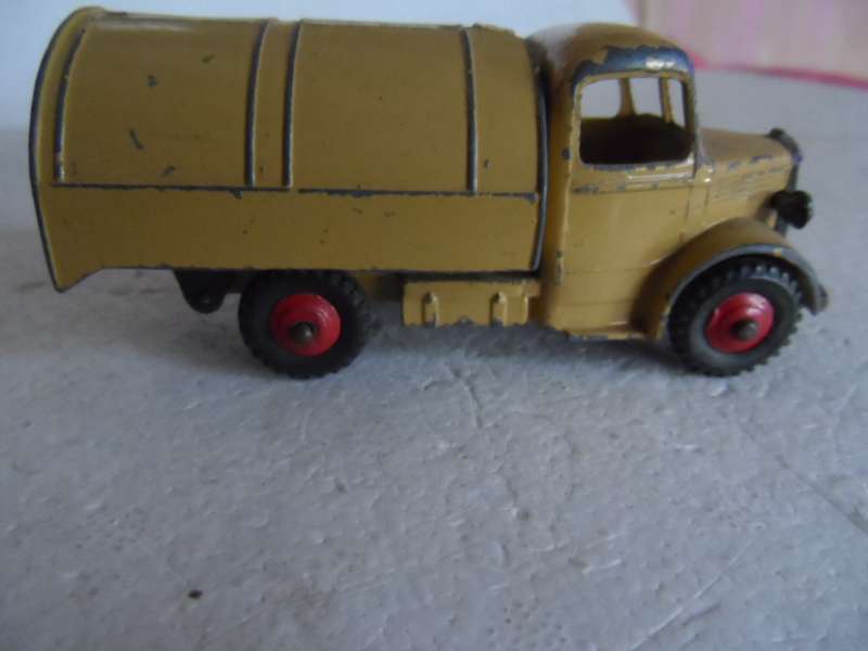 Dinky Toys 25v /252 Bedford Refuse Wagon Tan Body, Green Shutters, Red Hubs   [m25]