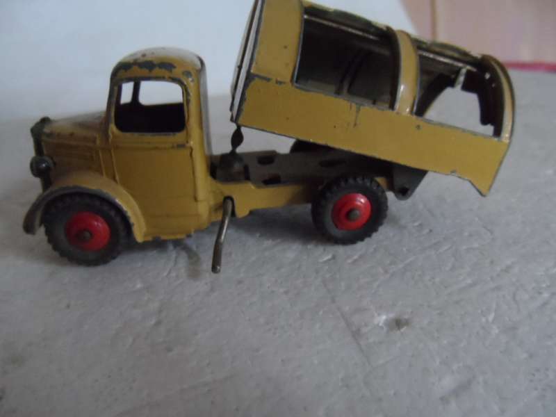 Dinky Toys 25v /252 Bedford Refuse Wagon Tan Body, Green Shutters, Red Hubs   [m25]