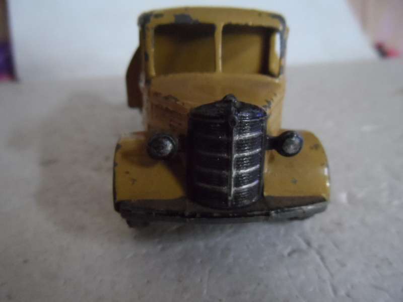 Dinky Toys 25v /252 Bedford Refuse Wagon Tan Body, Green Shutters, Red Hubs   [m25]