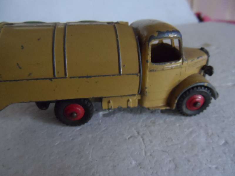 Dinky Toys 25v /252 Bedford Refuse Wagon Tan Body, Green Shutters, Red Hubs   [m25]