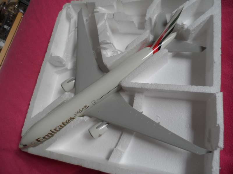 BOEING 777 300 ER EMIRATES DIECAST DESKTOP MODEL