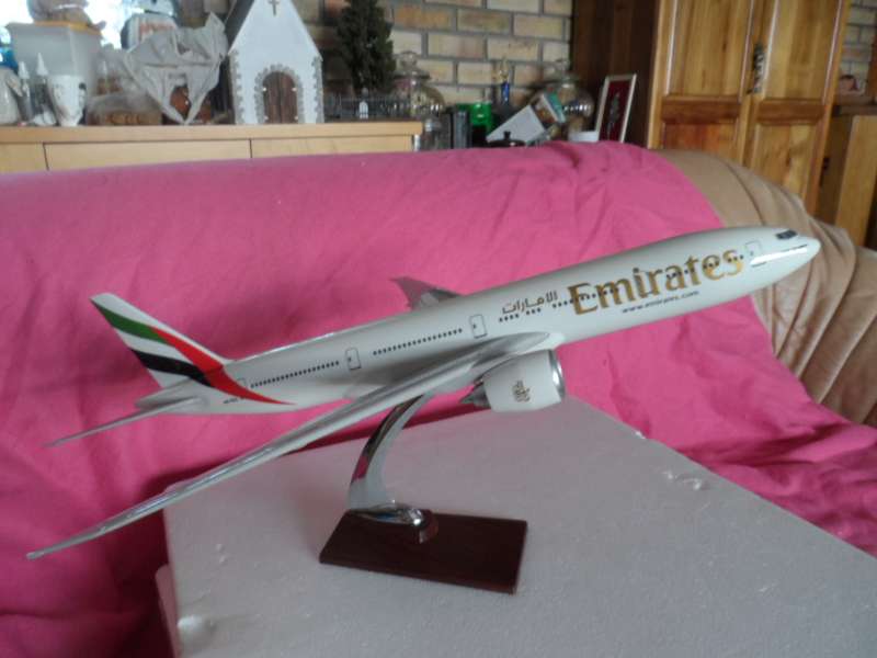 BOEING 777 300 ER EMIRATES DIECAST DESKTOP MODEL