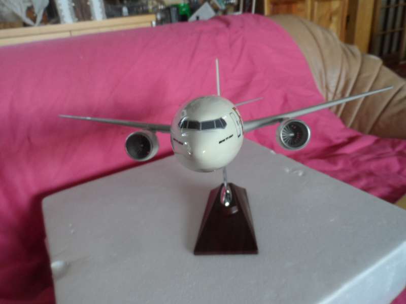 BOEING 777 300 ER EMIRATES DIECAST DESKTOP MODEL