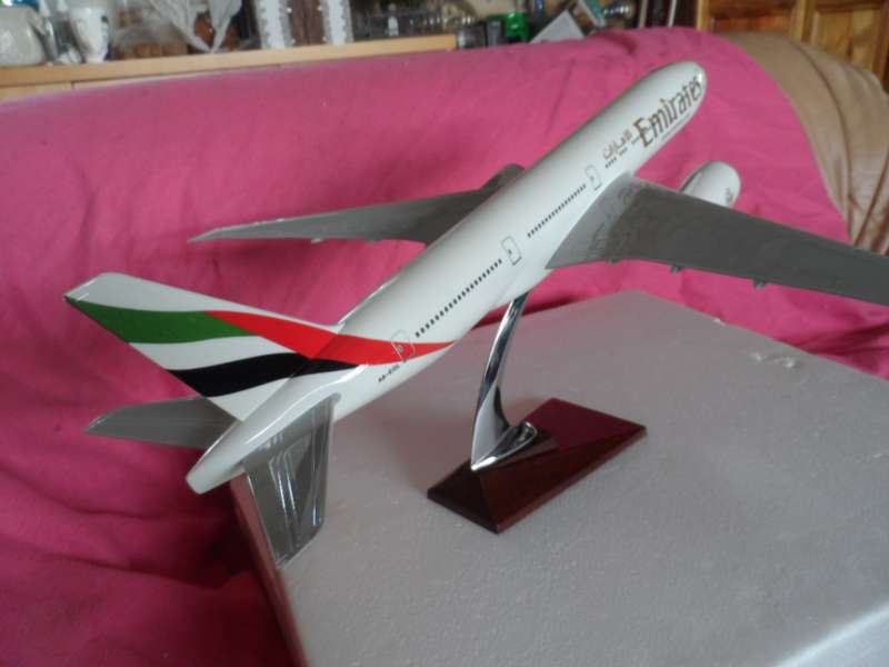 BOEING 777 300 ER EMIRATES DIECAST DESKTOP MODEL