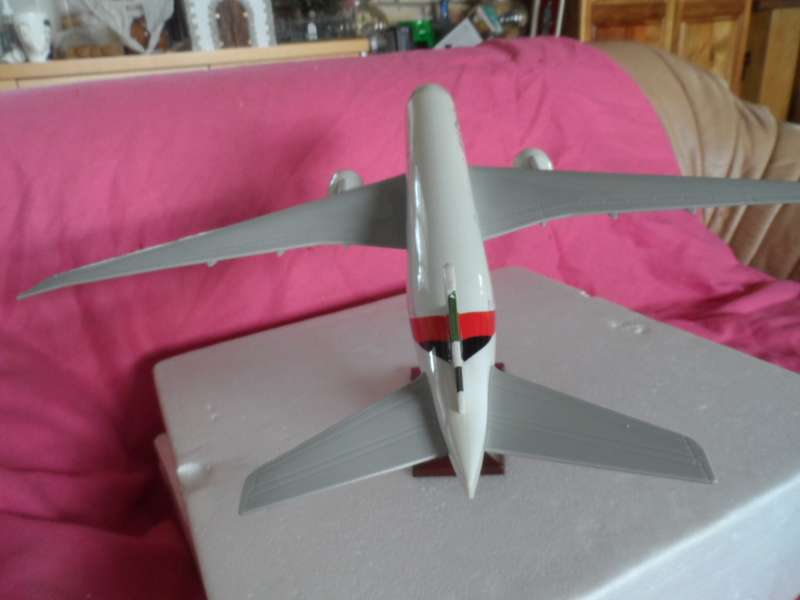 BOEING 777 300 ER EMIRATES DIECAST DESKTOP MODEL