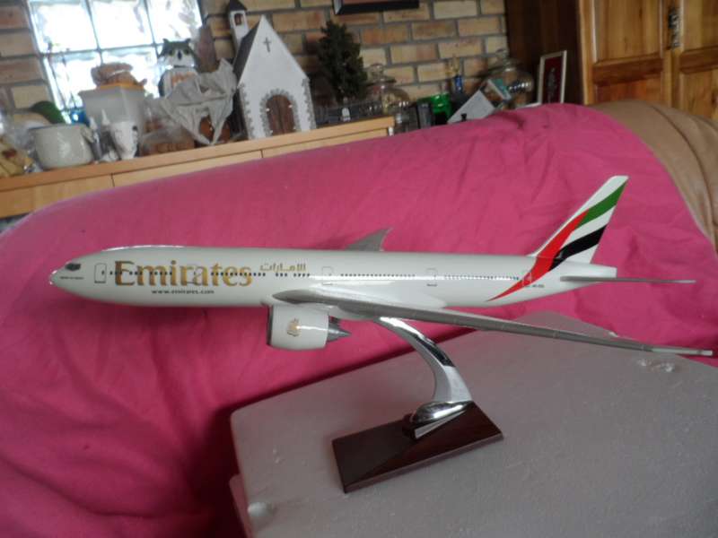 BOEING 777 300 ER EMIRATES DIECAST DESKTOP MODEL