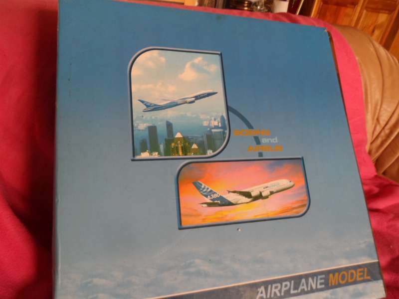 BOEING 777 300 ER EMIRATES DIECAST DESKTOP MODEL