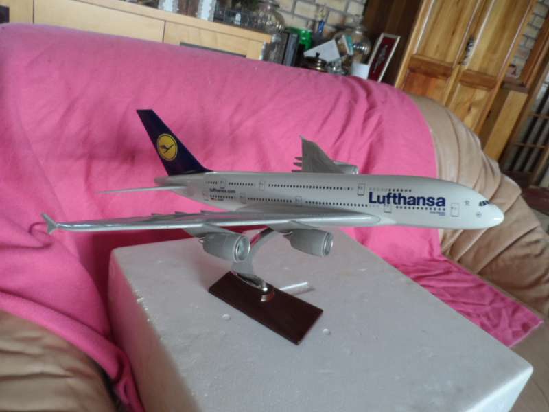 AIRBUS A380-800 LUFTHANSA DIECAT TABLE TOP MODEL