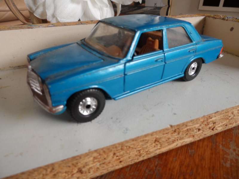 Vintage Corgi Mercedes-Benz 240D Die Cast Metal  Car. [M300]